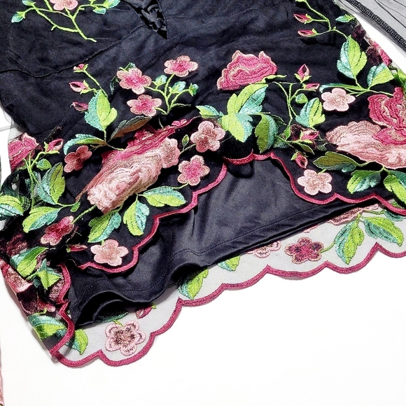 VENUS Rose Embroidered Tie Front Sheer Bell Sleeve Scallop Edge Blouse (XS) - Picture 2 of 10